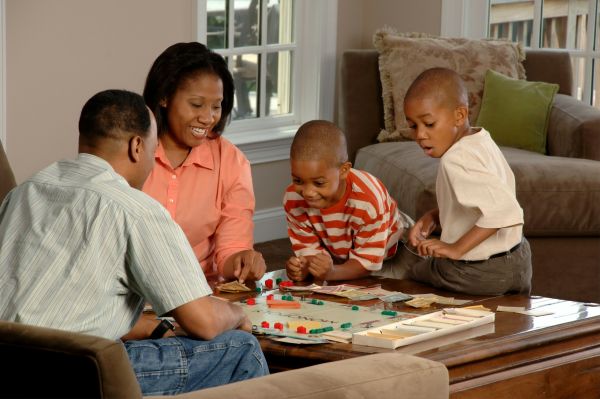 Découvrez les bienfaits du jeu pyramide en famille